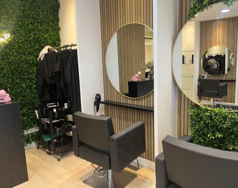 Un espacio de belleza diseñado para ofrecer una experiencia cuidada y acogedora. En nuestro salón combinamos profesionalidad, estilo y atención al detalle para que cada cliente se sienta especial desde el primer momento.